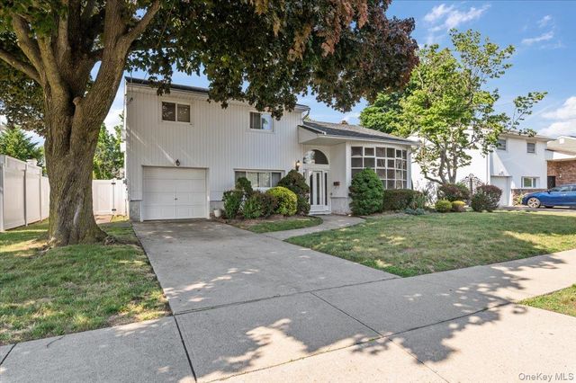 279 N Kentucky Avenue, Massapequa, NY 11758