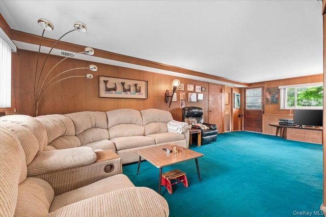 279 N Kentucky Avenue, Massapequa, NY 11758