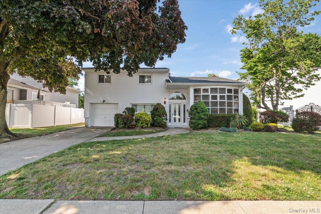 279 N Kentucky Avenue, Massapequa, NY 11758
