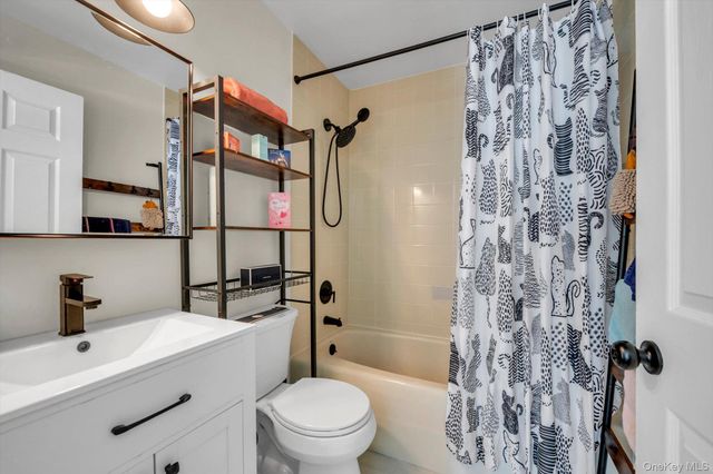 239-48B Oak Park Drive 7B, Douglaston, NY 11362