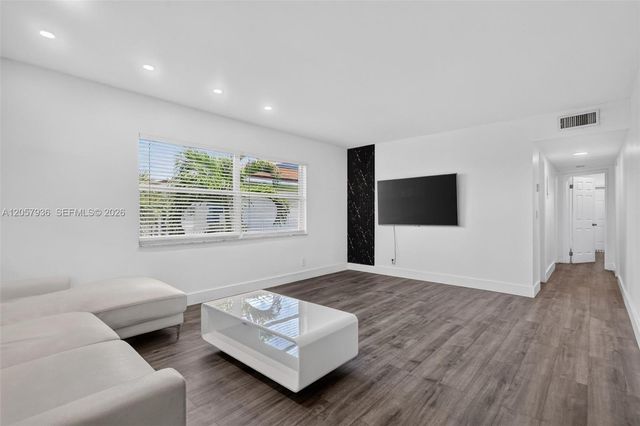 2100 Diana Dr 310, Hallandale Beach, FL 33009