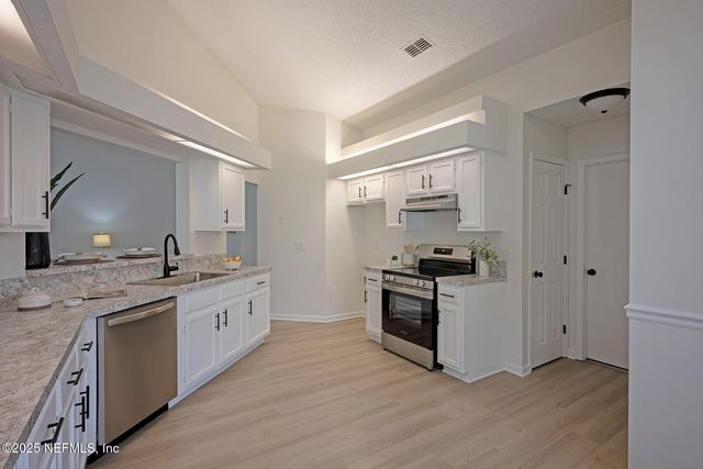 8754 HAMMOND FOREST Drive, Jacksonville, FL 32221