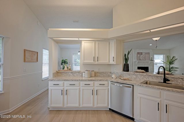 8754 HAMMOND FOREST Drive, Jacksonville, FL 32221