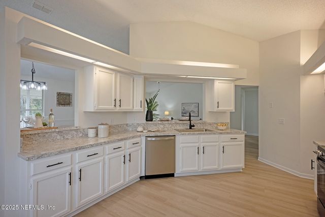 8754 HAMMOND FOREST Drive, Jacksonville, FL 32221