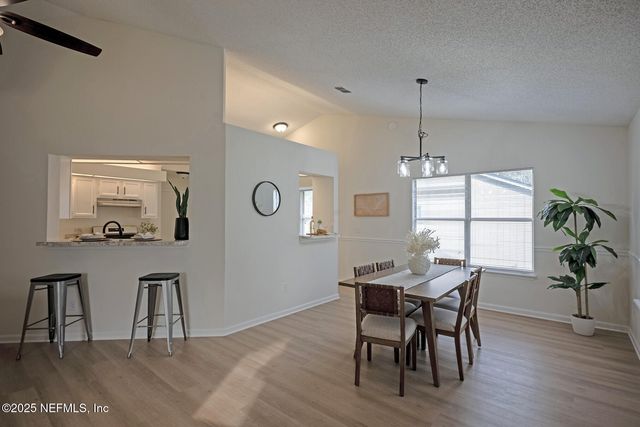 8754 HAMMOND FOREST Drive, Jacksonville, FL 32221