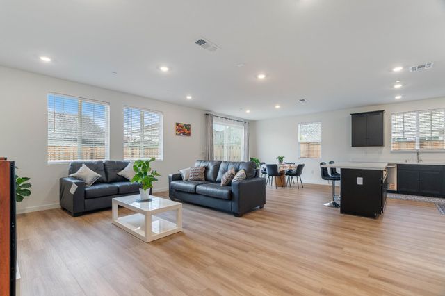 8462 Kissa Cir, Elk Grove, CA 95757