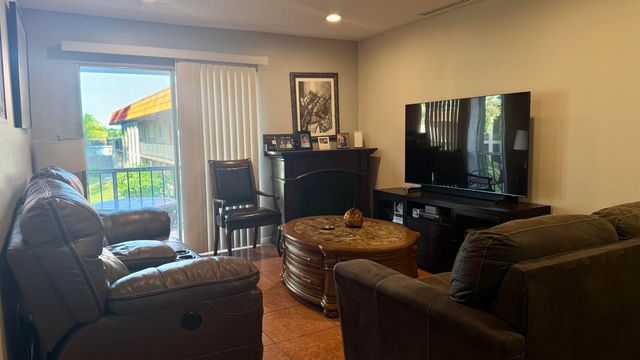 6086 Forest Hill Boulevard 208, West Palm Beach, FL 33415