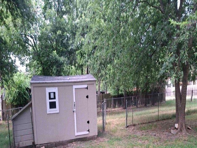 1100 Poe Street, Azle, TX 76020
