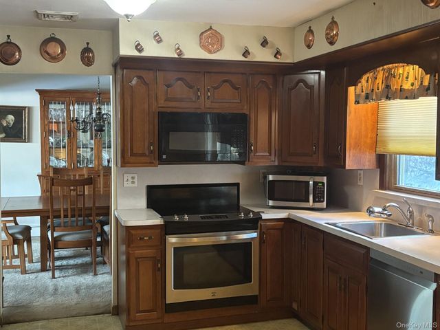 20 Hillview Drive, Poughkeepsie, NY 12603