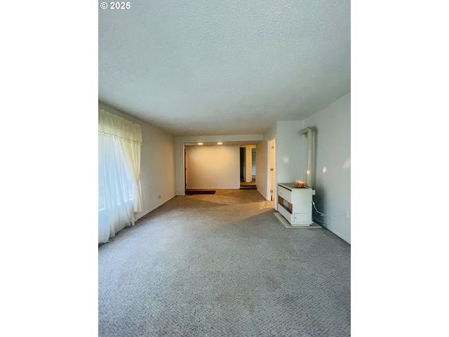 639 N OLD PACIFIC Hwy, Myrtle Creek, OR 97457