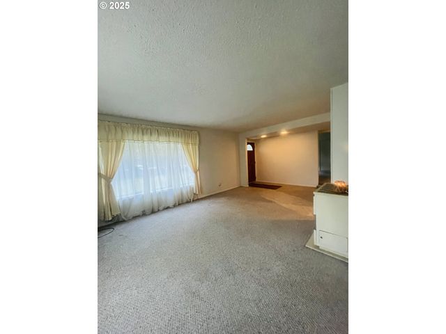 639 N OLD PACIFIC Hwy, Myrtle Creek, OR 97457