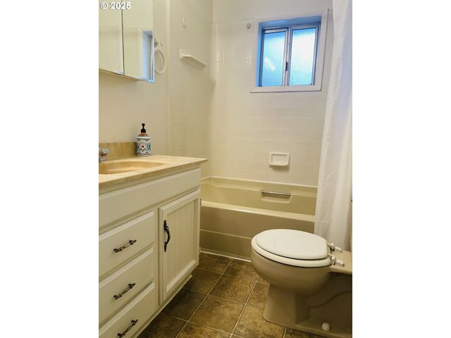 639 N OLD PACIFIC Hwy, Myrtle Creek, OR 97457