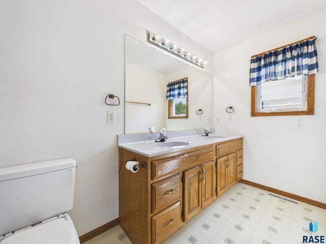 2520 S Eisenhower Ave Avenue, Sioux Falls, SD 57106