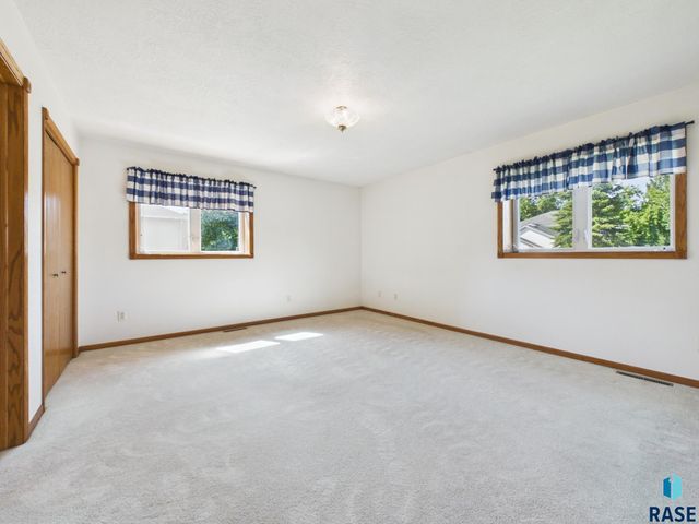 2520 S Eisenhower Ave Avenue, Sioux Falls, SD 57106