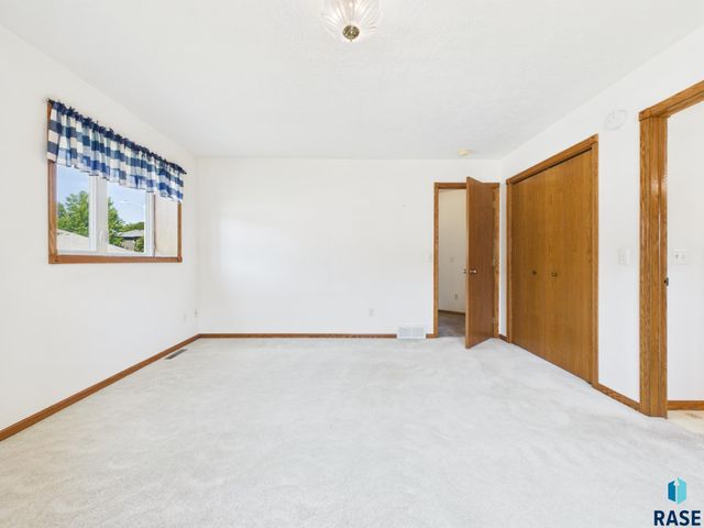 2520 S Eisenhower Ave Avenue, Sioux Falls, SD 57106