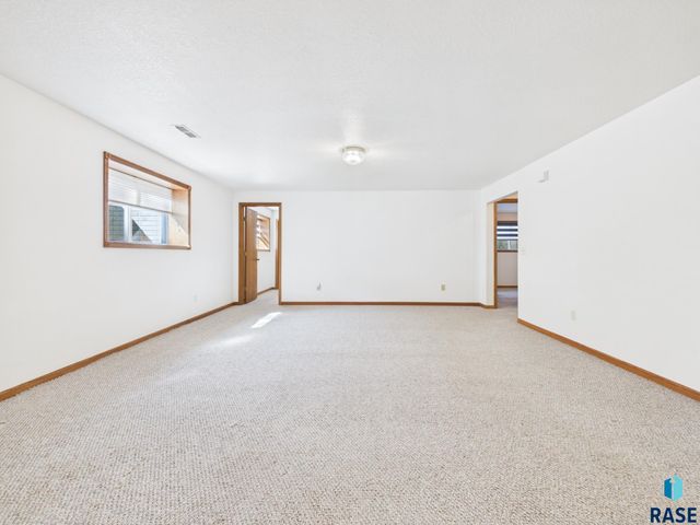 2520 S Eisenhower Ave Avenue, Sioux Falls, SD 57106