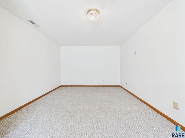 2520 S Eisenhower Ave Avenue, Sioux Falls, SD 57106