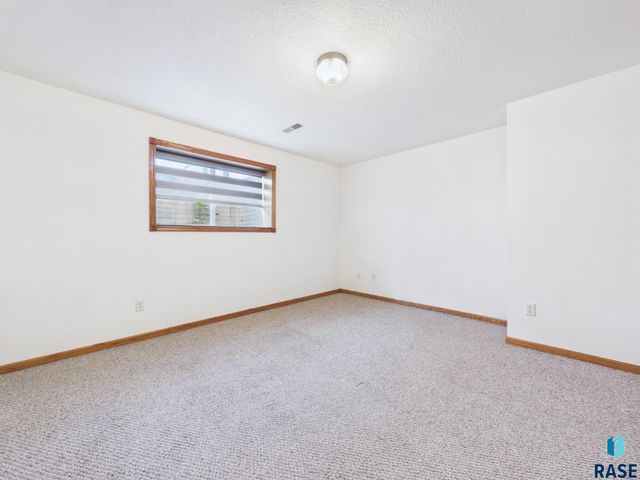 2520 S Eisenhower Ave Avenue, Sioux Falls, SD 57106