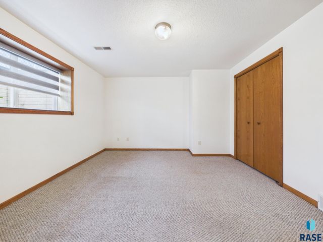 2520 S Eisenhower Ave Avenue, Sioux Falls, SD 57106