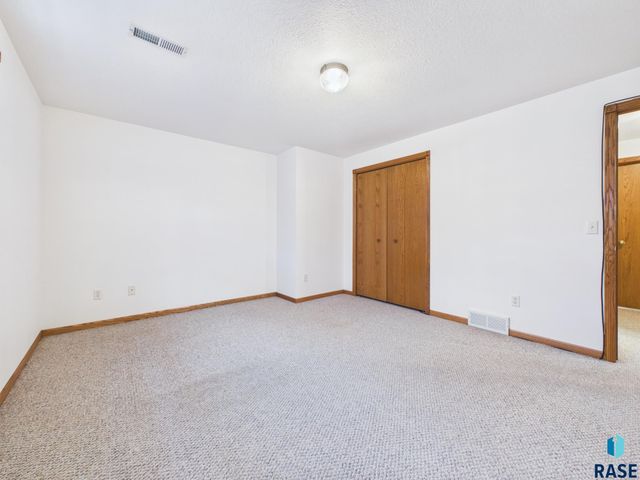 2520 S Eisenhower Ave Avenue, Sioux Falls, SD 57106