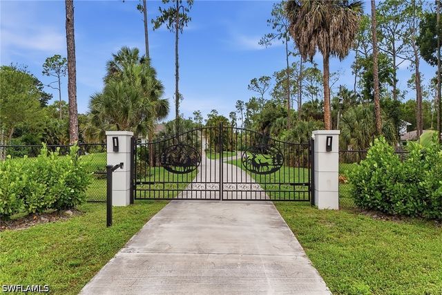 721 Logan BLVD S, Naples, FL 34119