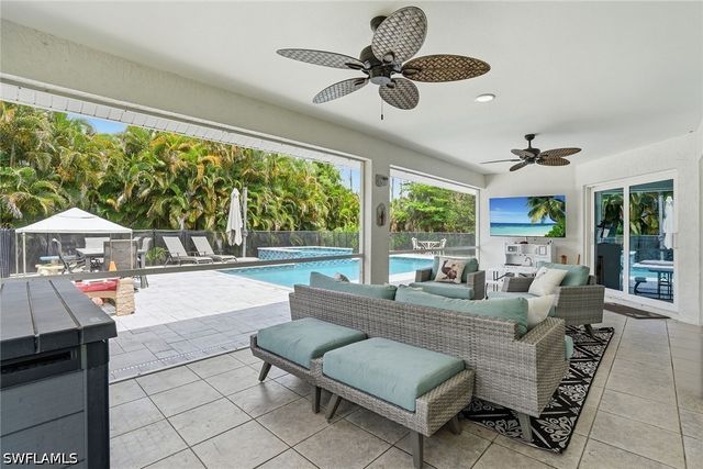 721 Logan BLVD S, Naples, FL 34119