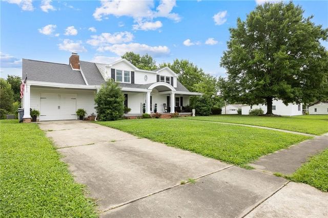 829 S College Street, Nevada, MO 64772