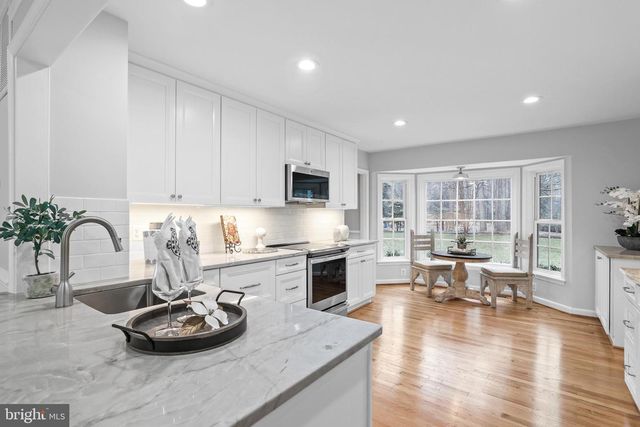 10225 FOREST LAKE DR, Great Falls, VA 22066