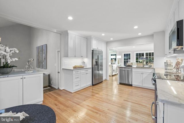 10225 FOREST LAKE DR, Great Falls, VA 22066