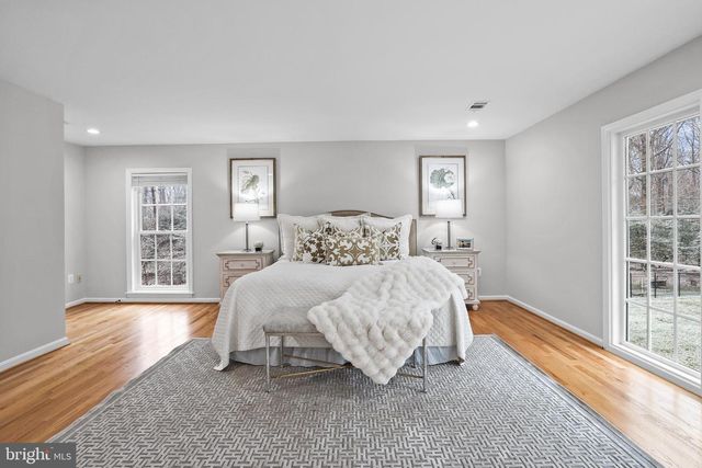 10225 FOREST LAKE DR, Great Falls, VA 22066