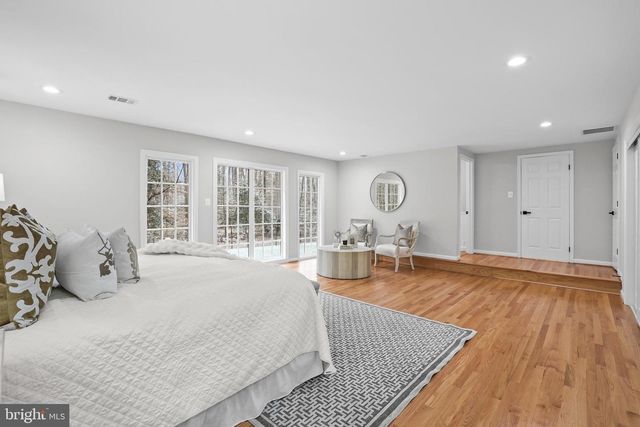 10225 FOREST LAKE DR, Great Falls, VA 22066