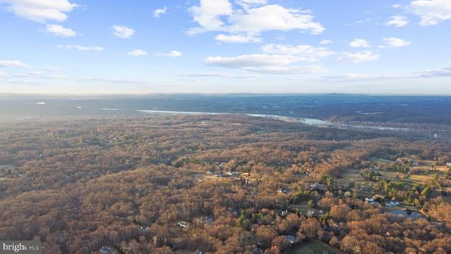 10225 FOREST LAKE DR, Great Falls, VA 22066