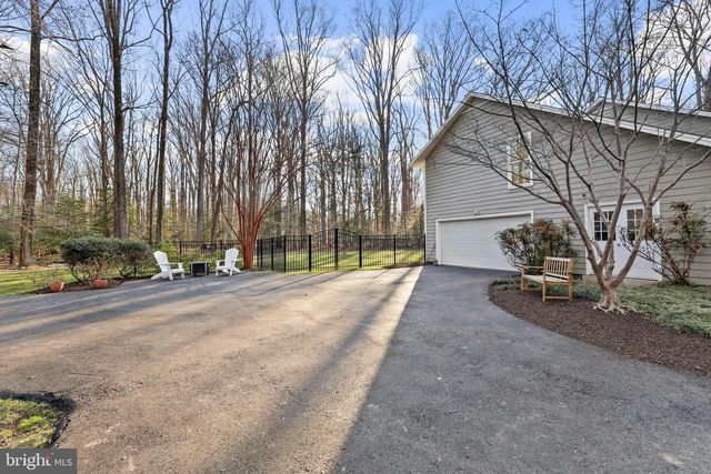 10225 FOREST LAKE DR, Great Falls, VA 22066