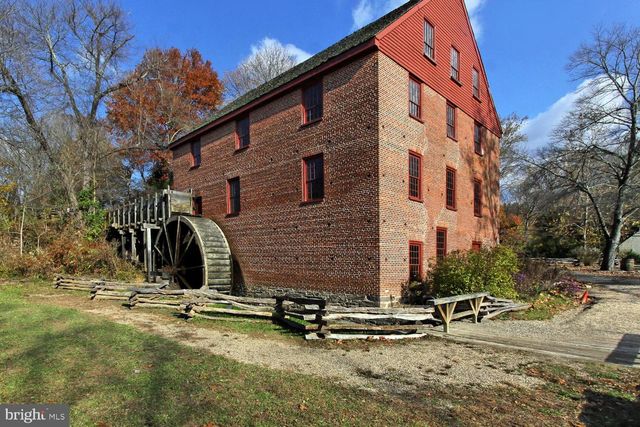 10225 FOREST LAKE DR, Great Falls, VA 22066