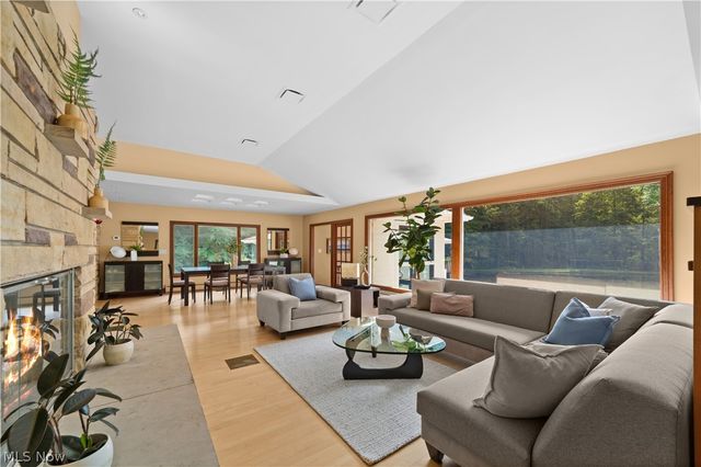 17525 Haskins Road, Chagrin Falls, OH 44023