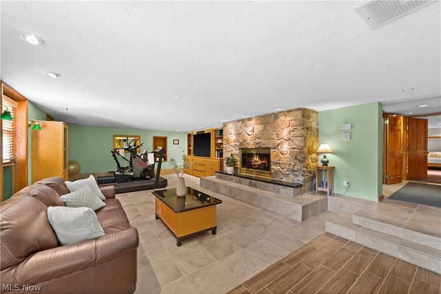 17525 Haskins Road, Chagrin Falls, OH 44023