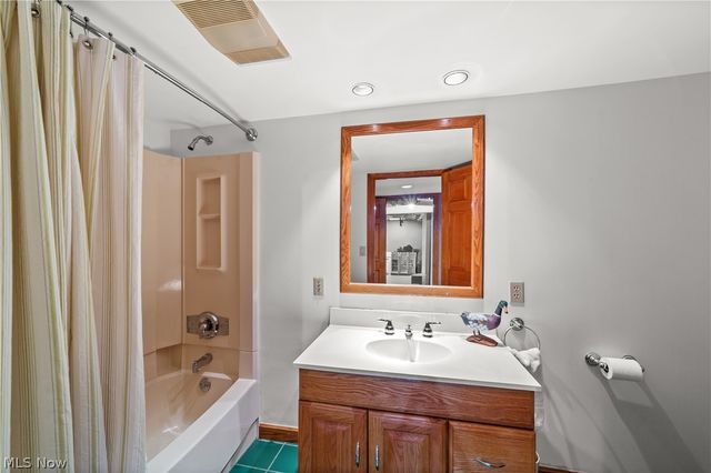 17525 Haskins Road, Chagrin Falls, OH 44023