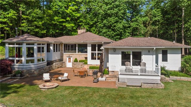 17525 Haskins Road, Chagrin Falls, OH 44023