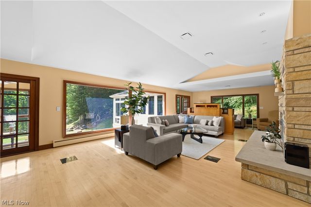 17525 Haskins Road, Chagrin Falls, OH 44023