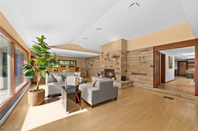 17525 Haskins Road, Chagrin Falls, OH 44023