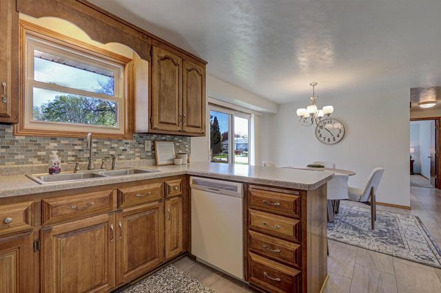 1625 E SYLVAN AVENUE, Appleton, WI 54915