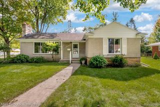 17825 Kinross Avenue, Beverly Hills, MI 48025