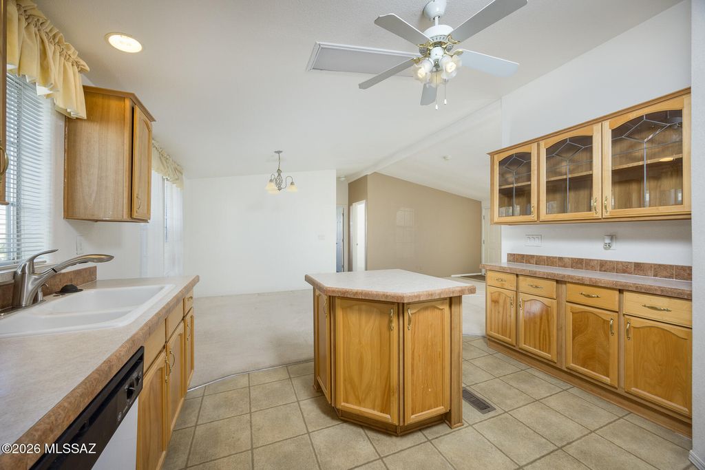 662 W Coachline Lane, Benson, AZ 85602