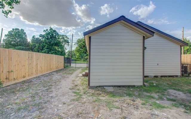 1051 W Little York Road, Houston, TX 77091