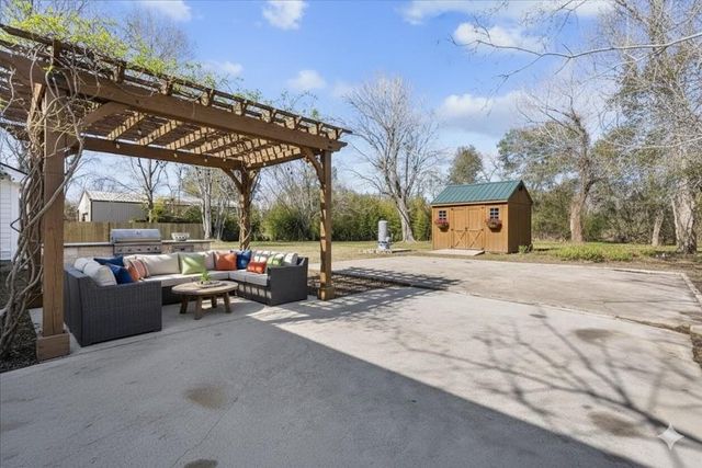 12219 Oakline Drive, Brookside, TX 77581