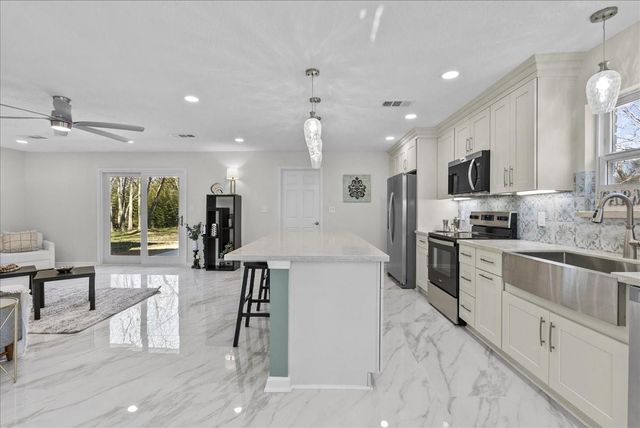 12219 Oakline Drive, Brookside, TX 77581