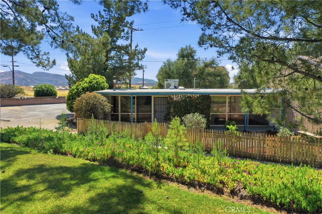 Image 2 of property listing at 600 Gibbel, Hemet, CA 92543