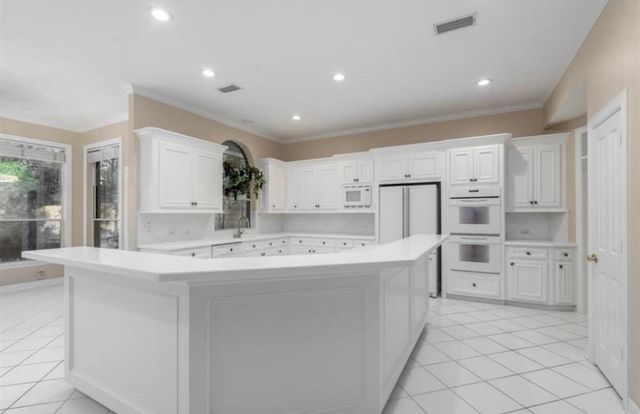 94 E Fairbranch Circle, The Woodlands, TX 77382