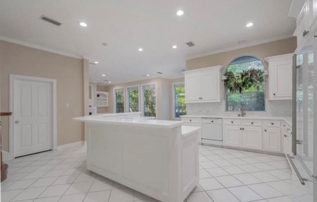 94 E Fairbranch Circle, The Woodlands, TX 77382