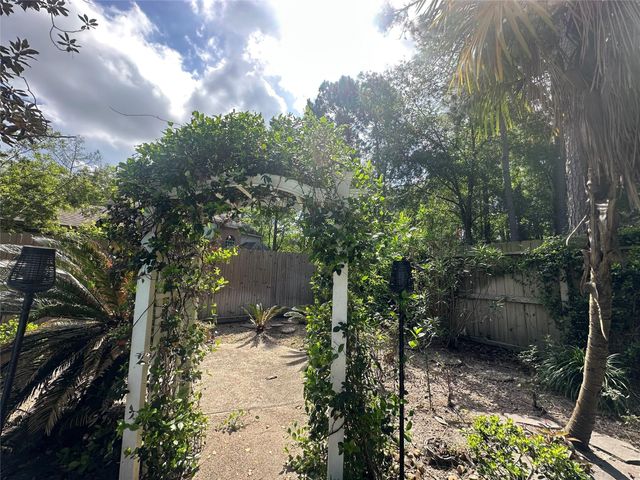 94 E Fairbranch Circle, The Woodlands, TX 77382